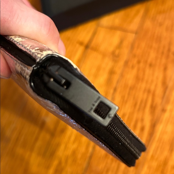 Rag & Bone Distressed silver zip around leather Wallet - Picture 6 of 11